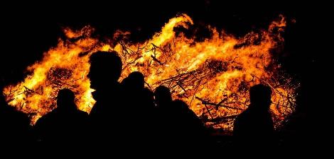 ΗΕλλάδα δέχεται δαιµονική επίθεση κι εµείς απλά ....καθόµαστε στους καναπέδες; Δεν έχουν άδικο όσοι επιµένουν να λένε ότι η Ελλάδα δέχεται δαιµονική επίθεση από παντού!